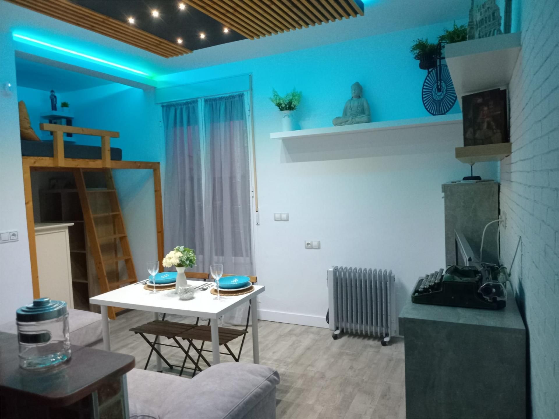 Schlafzimmer von Dachboden miete in Benamejí mit Klimaanlage, Heizung und Parkett