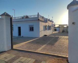 Vista exterior de Casa adosada en venda en Carmona amb Calefacció, Jardí privat i Terrassa