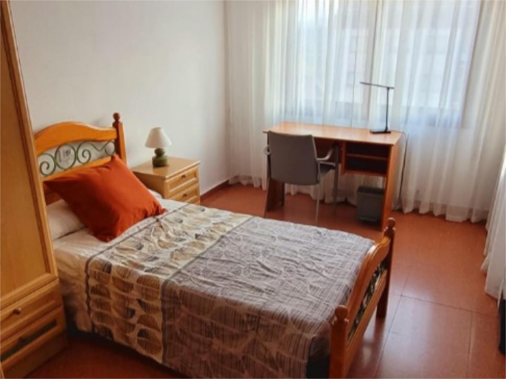 Habitación de Piso para compartir en Calahorra con Calefacción, Terraza y Amueblado