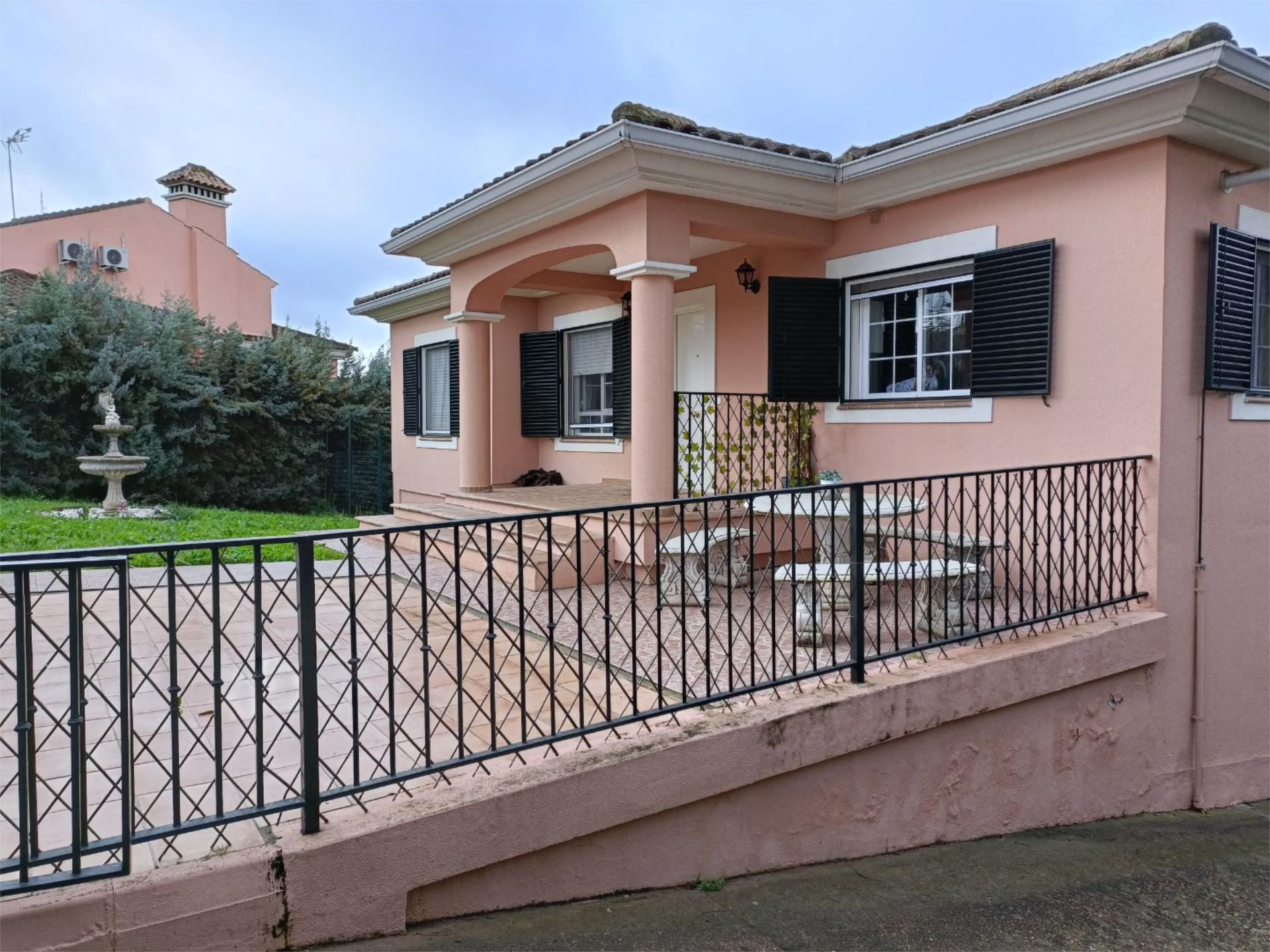 Exterior view of House or chalet for sale in Badajoz Capital  with Air Conditioner, Heating and Private garden