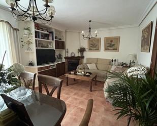 Sala d'estar de Casa adosada en venda en Algeciras amb Aire condicionat, Jardí privat i Terrassa