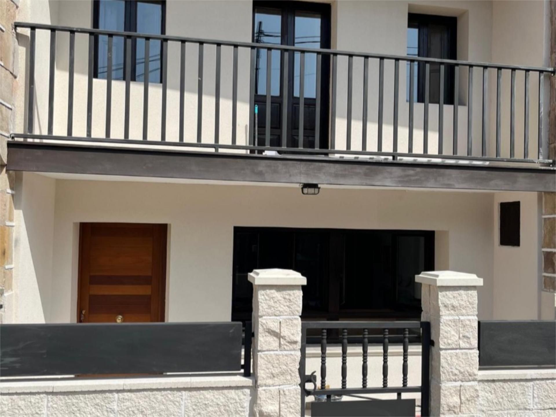 Vista exterior de Casa adosada en venda en Valdáliga amb Calefacció, Parquet i Terrassa