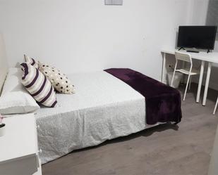 Bedroom of Flat to share in  Zaragoza Capital  with Air Conditioner, Terrace and Swimming Pool