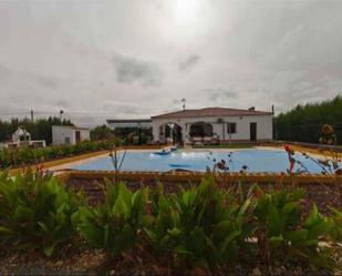 Piscina de Casa adosada en venda en Consuegra amb Jardí privat, Terrassa i Traster