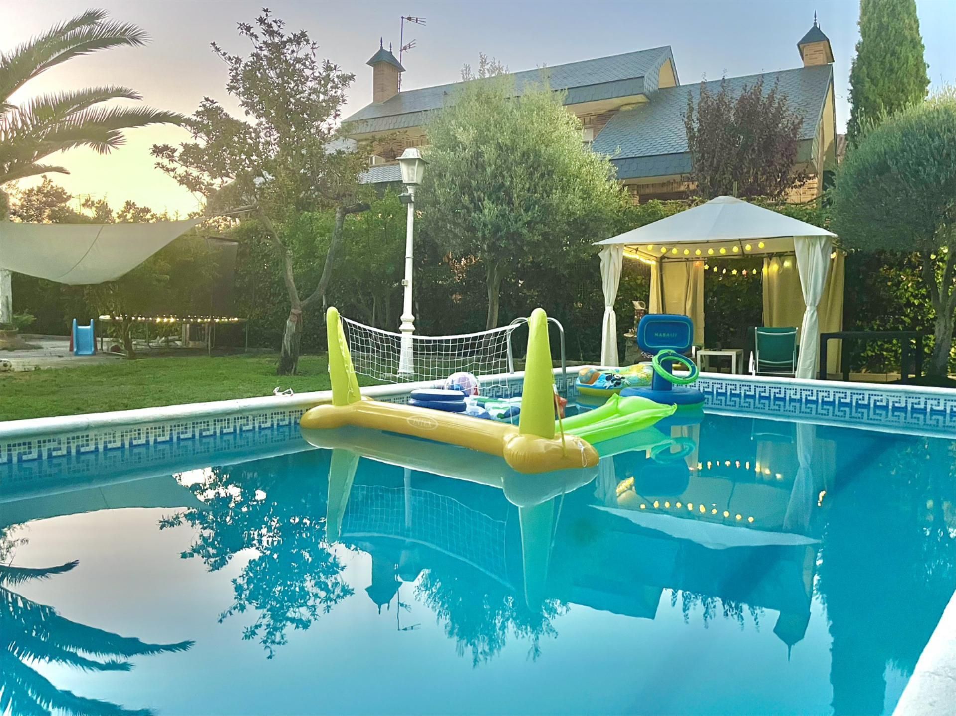 Swimming pool of House or chalet for sale in Serranillos del Valle  with Air Conditioner, Terrace and Swimming Pool