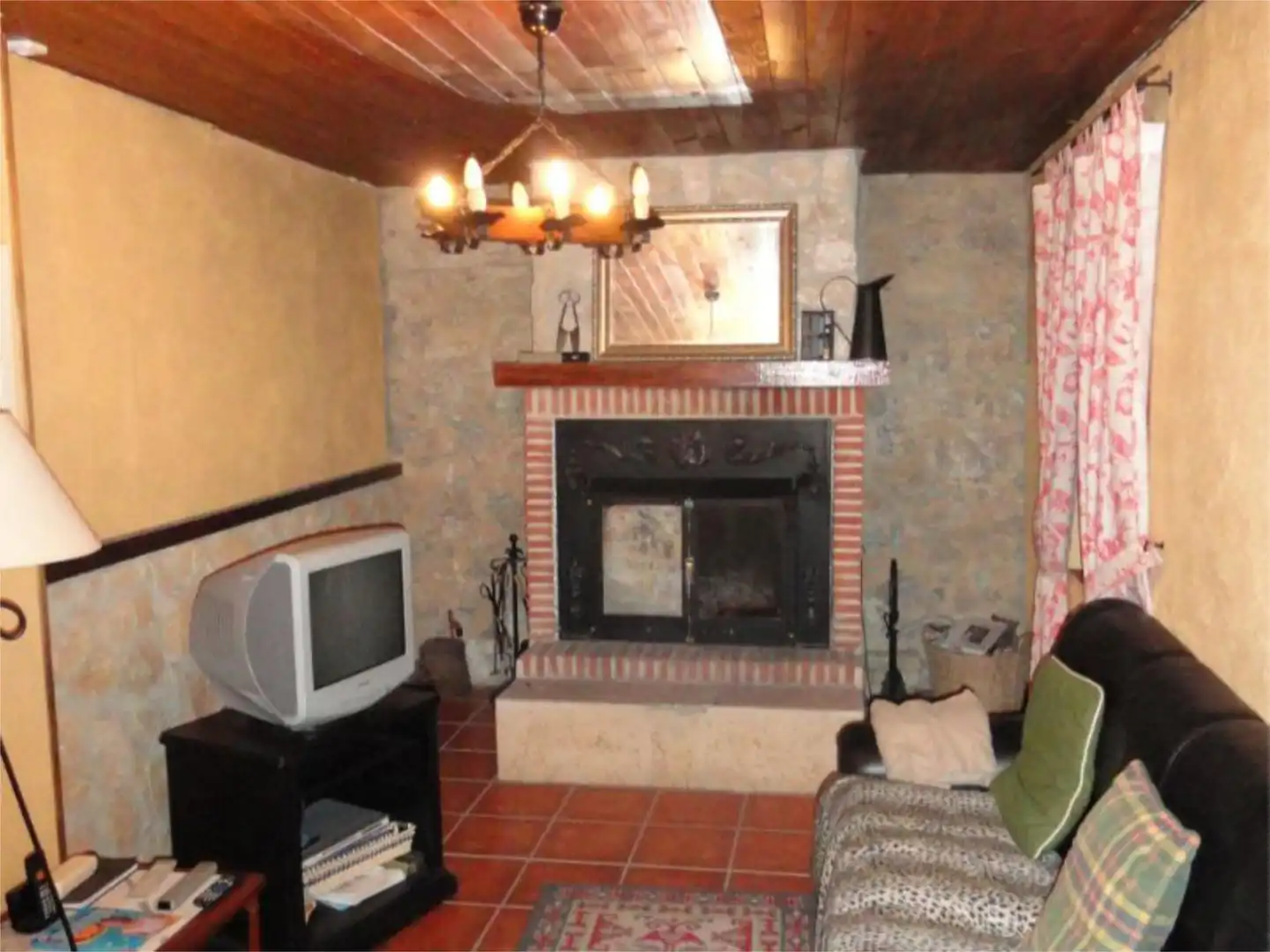 Sala de estar de Casa adosada en venta en Oña con Calefacción, Jardín privado y Parquet