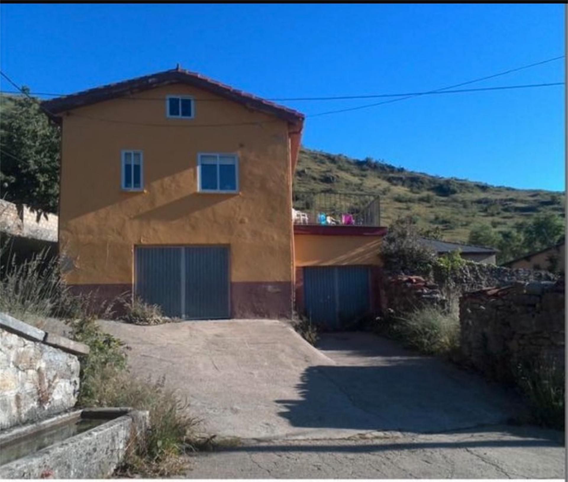 Exterior view of Flat for sale in La Pola de Gordón   with Heating, Private garden and Terrace