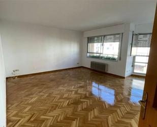 Living room of Flat to rent in  Madrid Capital  with Heating, Private garden and Parquet flooring