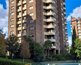 Vista exterior de Pis de lloguer en Valladolid Capital amb Terrassa, Piscina i Balcó