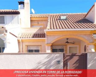 Vista exterior de Casa adosada en venda en Pilar de la Horadada amb Aire condicionat, Terrassa i Balcó