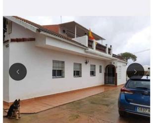 Vista exterior de Casa adosada en venda en Bonares amb Calefacció, Jardí privat i Terrassa