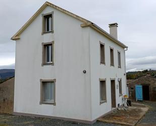 Vista exterior de Casa o xalet en venda en Ortigueira amb Jardí privat, Traster i Moblat