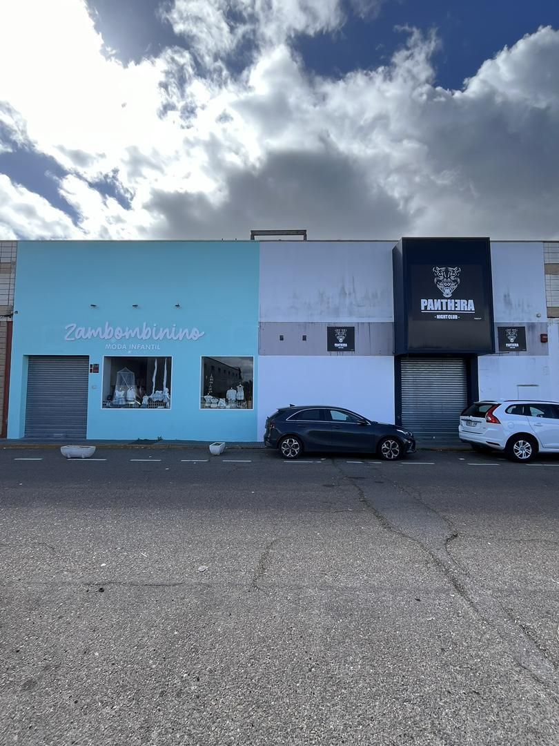 Vista exterior de Nave industrial de alquiler en Mérida