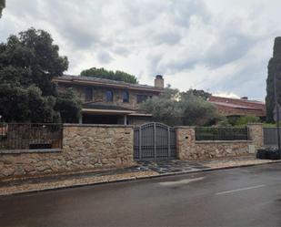 Vista exterior de Casa o xalet en venda en Pozuelo de Alarcón amb Aire condicionat, Terrassa i Piscina