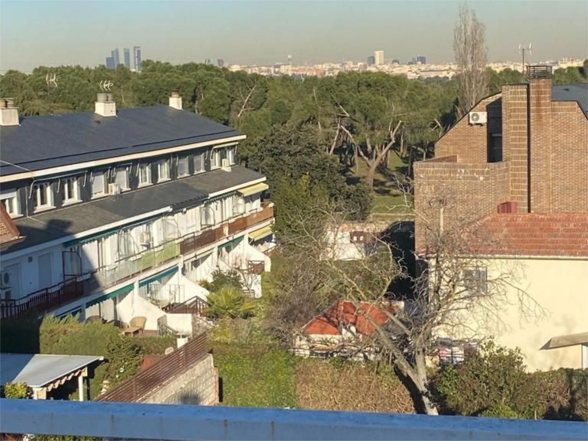Vista exterior de Pis en venda en Pozuelo de Alarcón amb Calefacció, Terrassa i Piscina