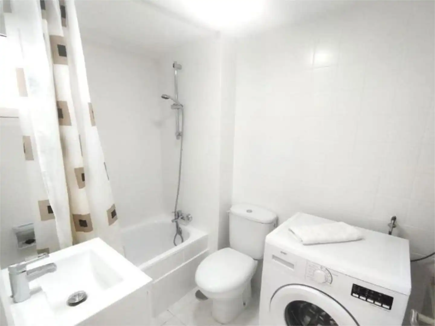 Flat for rent in Calle Kennedy, 5, Levante Alto Bathroom of Flat for rent in Benidorm with Air Conditioner, Heating and Private garden