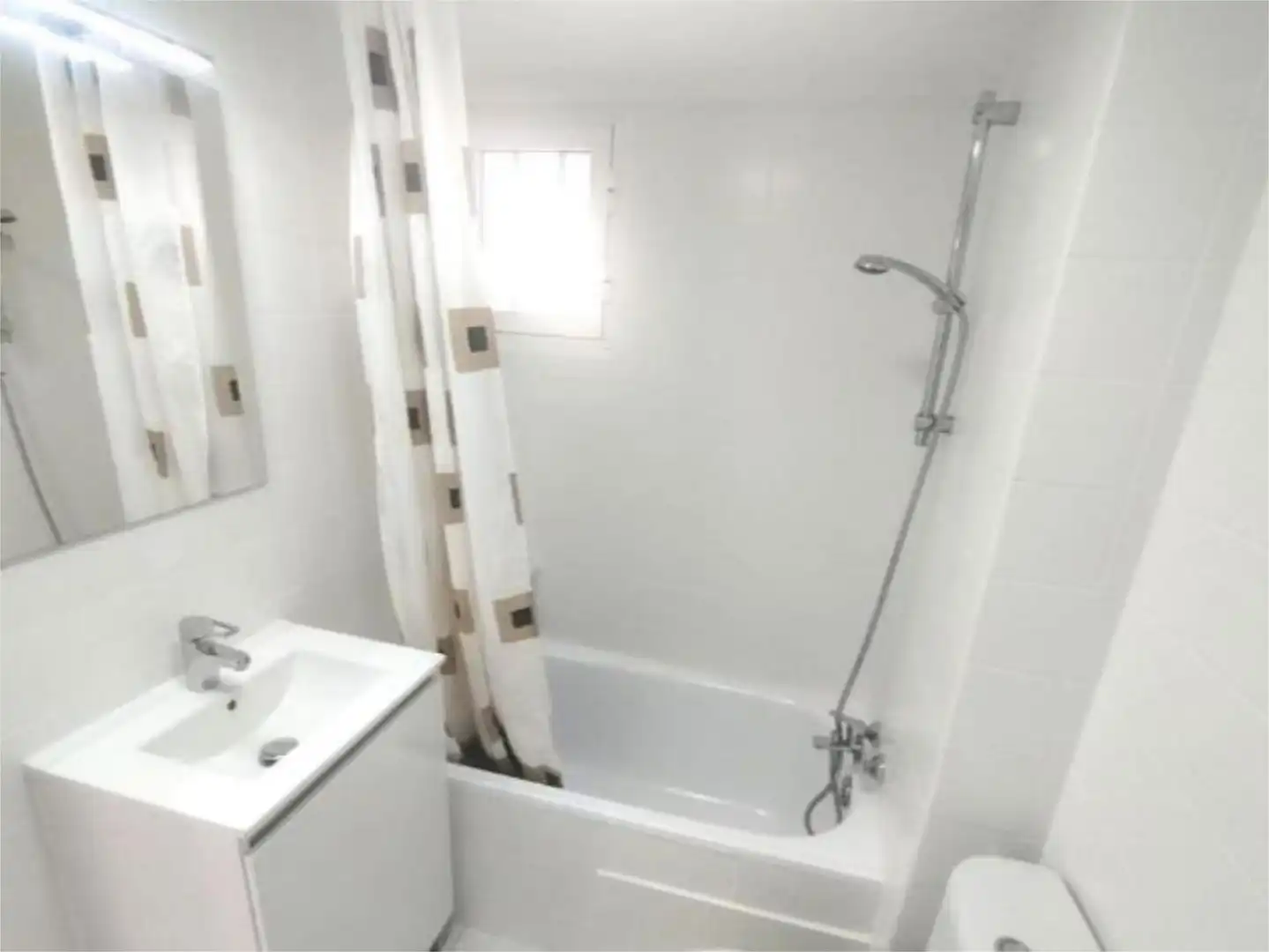 Flat for rent in Calle Kennedy, 5, Levante Alto Bathroom of Flat for rent in Benidorm with Air Conditioner, Heating and Private garden