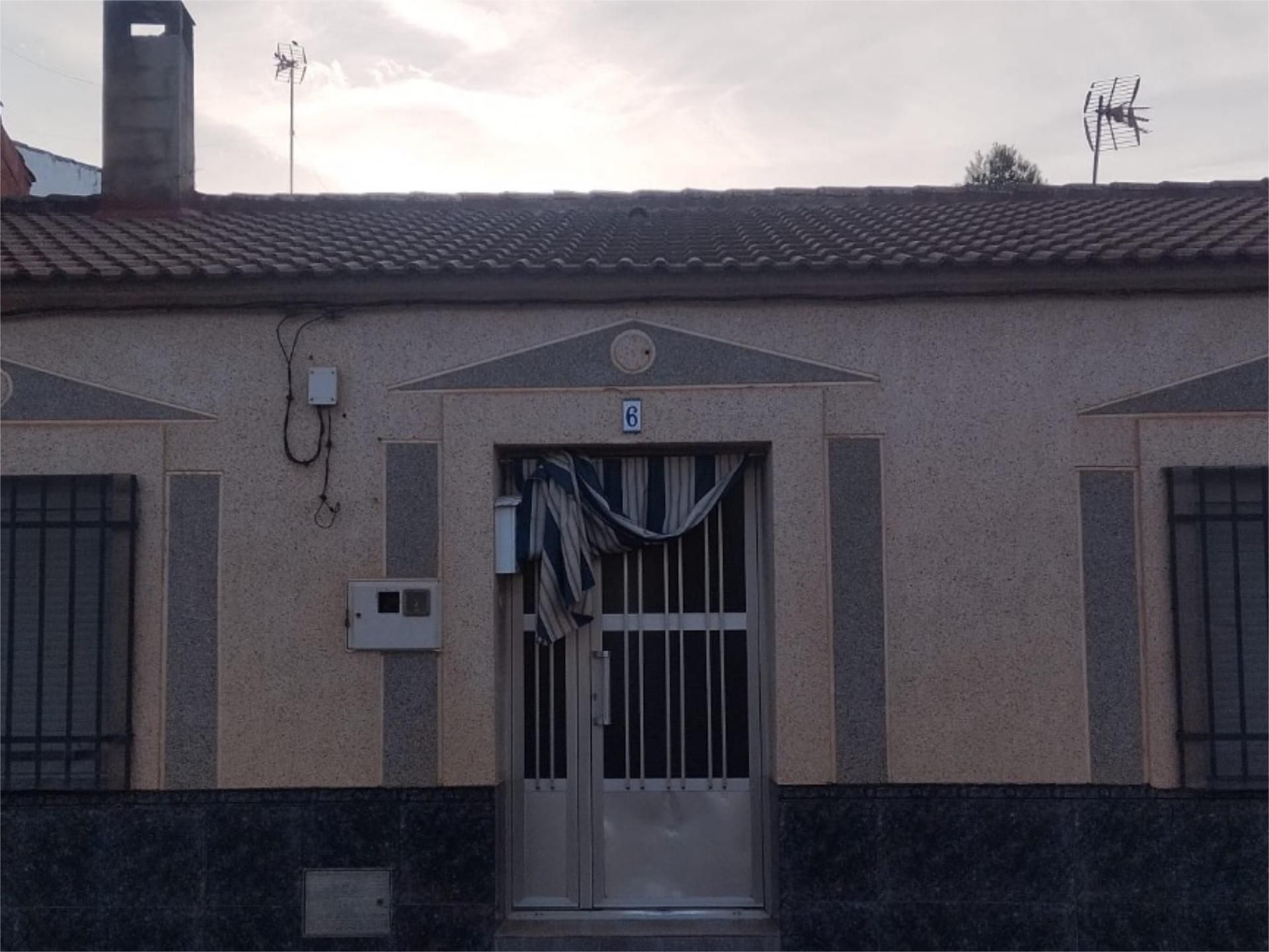 Vista exterior de Casa adosada en venda en Santa Cruz de los Cáñamos amb Calefacció, Traster i Moblat