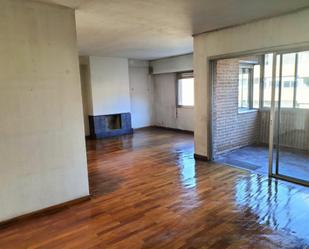 Living room of Flat for sale in  Madrid Capital  with Terrace and Swimming Pool