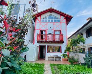 Vista exterior de Casa o xalet en venda en Larrabetzu amb Calefacció, Jardí privat i Parquet