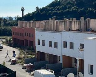 Vista exterior de Casa adosada en venda en Vélez-Málaga amb Jardí privat, Terrassa i Piscina