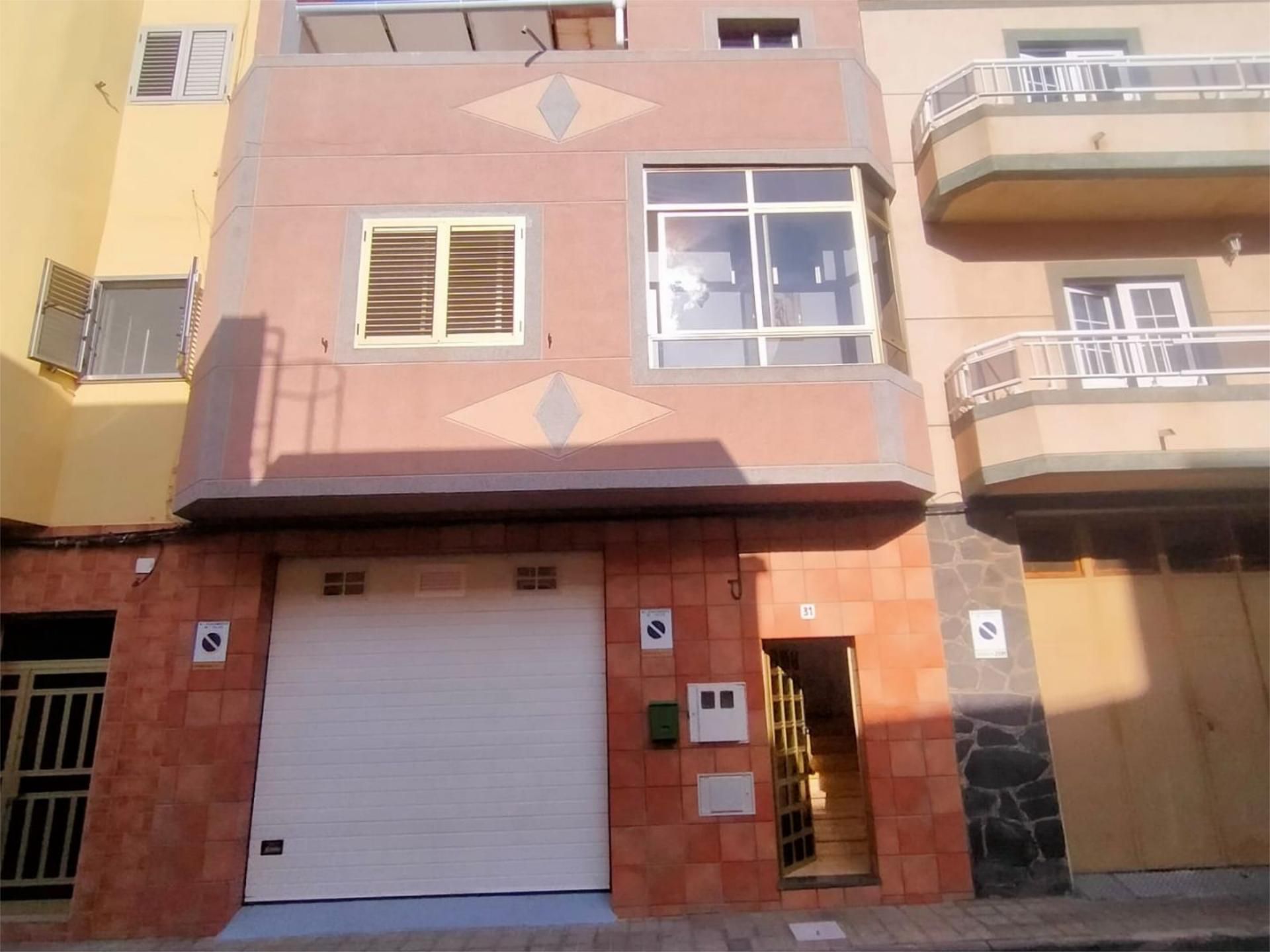 Vista exterior de Casa adosada en venda en Telde amb Aire condicionat, Terrassa i Balcó