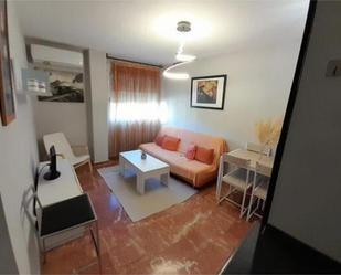 Dormitori de Apartament de lloguer en  Jaén Capital amb Calefacció, Jardí privat i Moblat