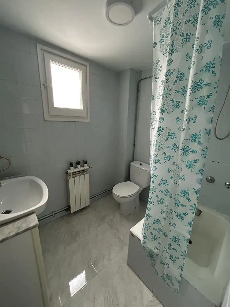 Baño de Piso para compartir en Zaragoza con Calefacción, Amueblado y Horno