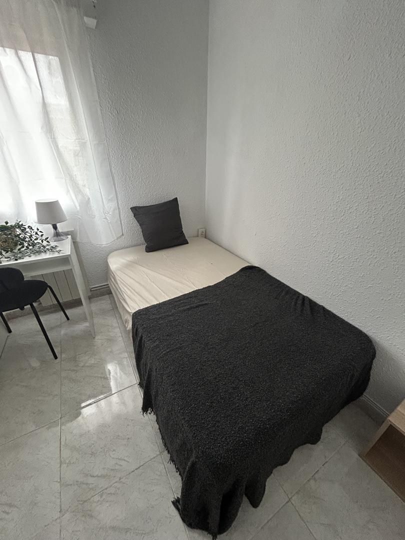 Bedroom of Flat to share in  Zaragoza Capital  with Heating, Furnished and Oven