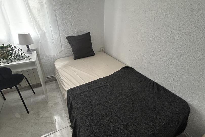 Photo 1 of Flat to share in Calle de Granada, 46, Pinares de Venecia, Zaragoza