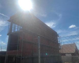 Vista exterior de Casa adosada en venda en Villares de la Reina amb Terrassa i Piscina