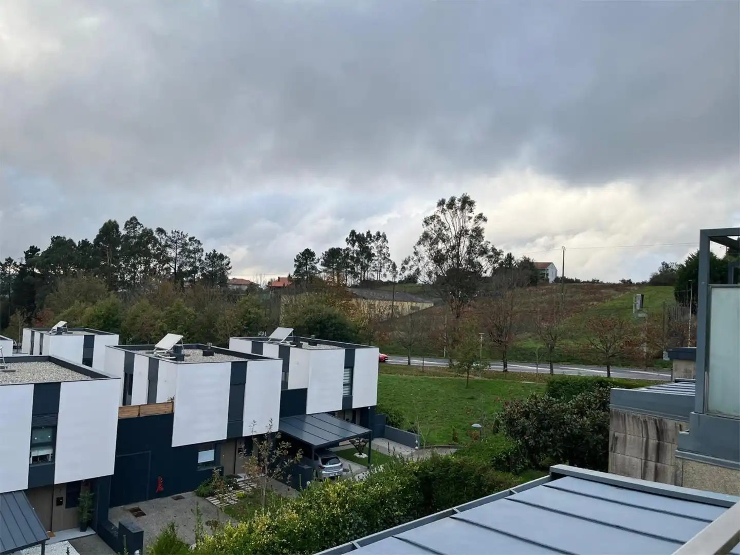 Vista exterior de Casa o chalet de alquiler en Santiago de Compostela  con Calefacción, Jardín privado y Parquet
