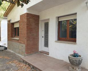 Vista exterior de Casa o xalet en venda en Sant Esteve Sesrovires amb Terrassa i Balcó