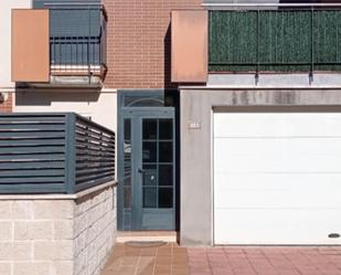 Vista exterior de Casa o xalet en venda en Cabezón de Pisuerga amb Aire condicionat, Terrassa i Balcó