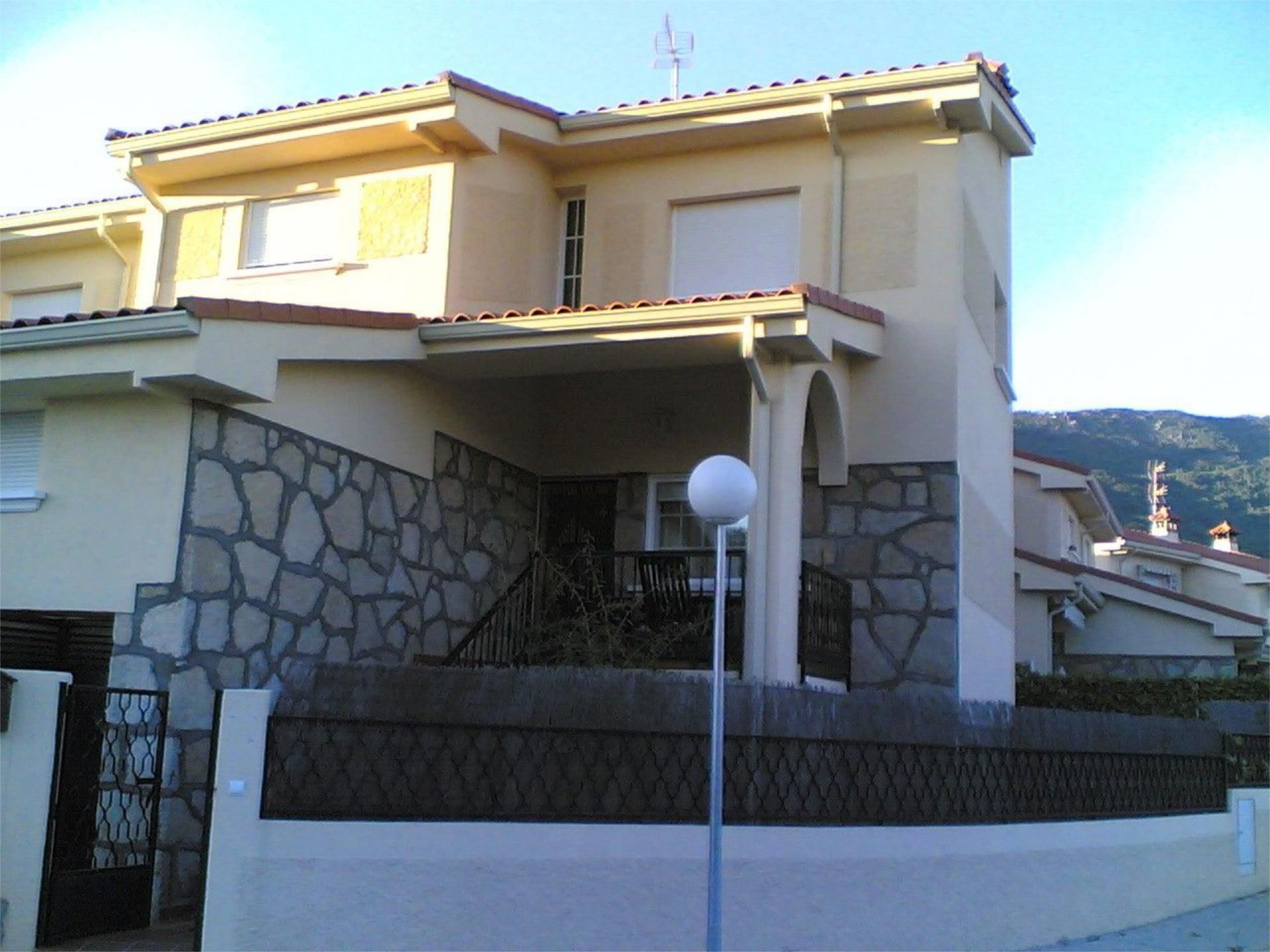 Vista exterior de Casa o xalet en venda en La Adrada  amb Terrassa i Balcó