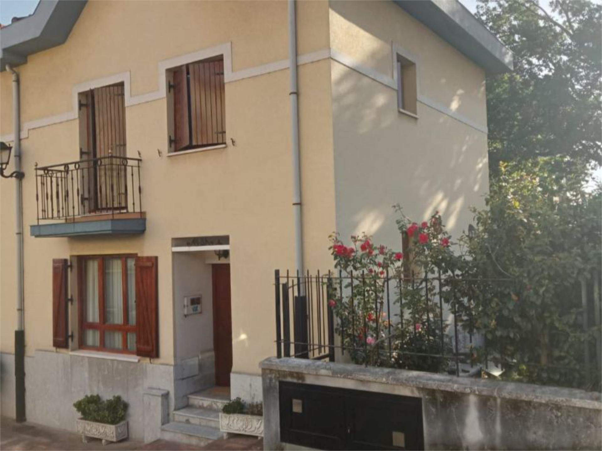 Vista exterior de Casa adosada en venda en Basauri  amb Calefacció, Jardí privat i Terrassa