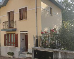 Vista exterior de Casa adosada en venda en Basauri  amb Calefacció, Jardí privat i Terrassa