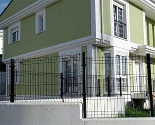 Vista exterior de Casa adosada de lloguer en Santander amb Calefacció, Jardí privat i Parquet