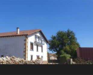 Vista exterior de Casa adosada en venda en Merindad de Montija amb Terrassa i Balcó