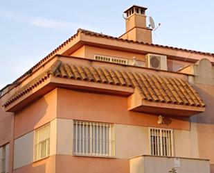 Vista exterior de Casa adosada en venda en Aljaraque amb Aire condicionat, Terrassa i Piscina