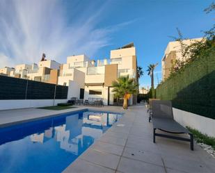 Vista exterior de Casa o xalet en venda en Guardamar del Segura amb Aire condicionat, Terrassa i Piscina