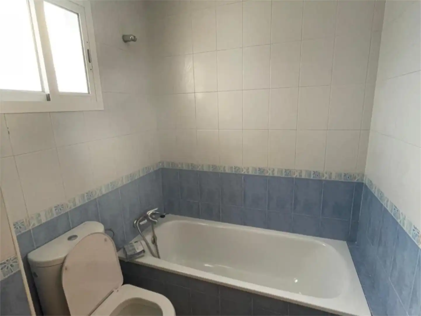 Àtic en venda a Calle Ruiz Zorrilla, A26, Bajadilla - Fuente Nueva Bany de Àtic en venda en Algeciras amb Terrassa i Balcó