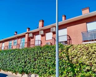 Vista exterior de Casa adosada en venda en Fuente El Saz de Jarama amb Calefacció, Jardí privat i Traster