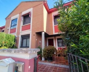 Exterior view of Single-family semi-detached for sale in Valladolid Capital  with Terrace and Swimming Pool