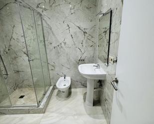 Bathroom of Flat to rent in Estepona