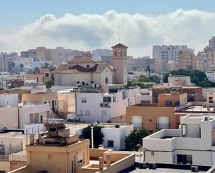 Vista exterior de Àtic en venda en  Almería Capital amb Aire condicionat, Terrassa i Balcó