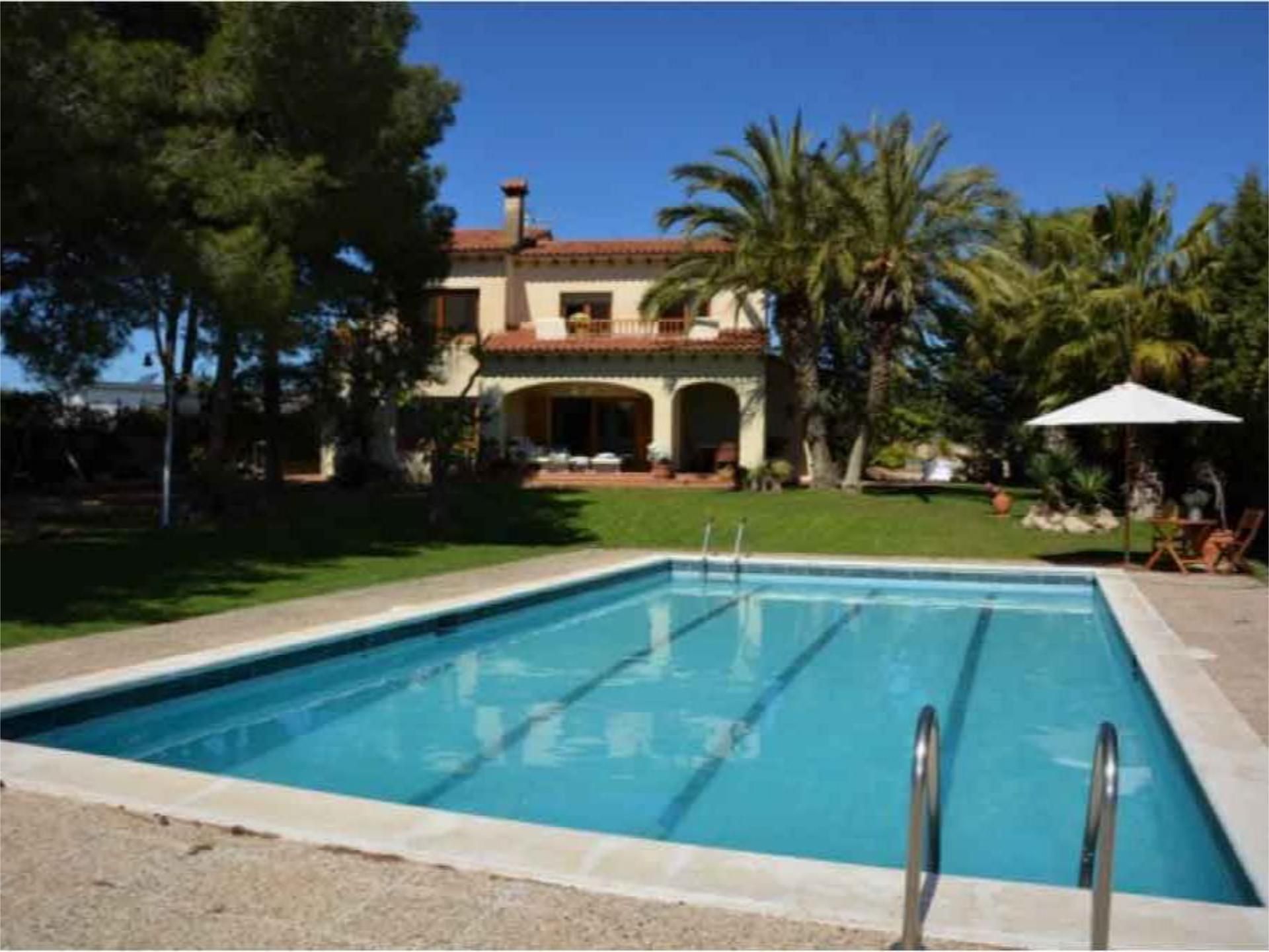 Piscina de Casa o xalet de lloguer en Vilanova i la Geltrú amb Aire condicionat, Calefacció i Jardí privat