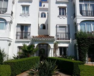 Vista exterior de Pis en venda en Estepona amb Aire condicionat, Calefacció i Jardí privat