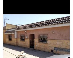 Vista exterior de Casa adosada en venda en Jerez de la Frontera amb Traster i Piscina