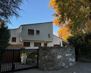 Vista exterior de Casa o xalet en venda en Villanueva de la Cañada amb Terrassa, Piscina i Balcó